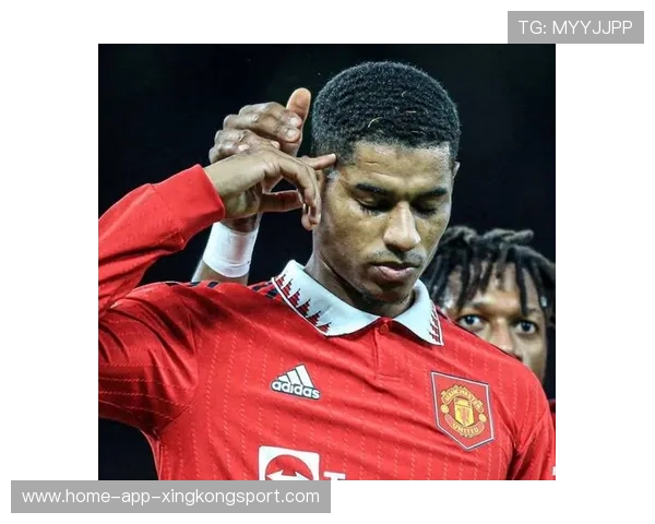 曼联后场起脚直传，拉什福德停球抽射得分